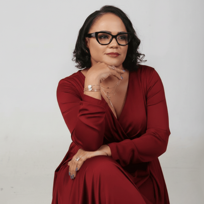 Retrato profesional de autora dominicana para su página de autora